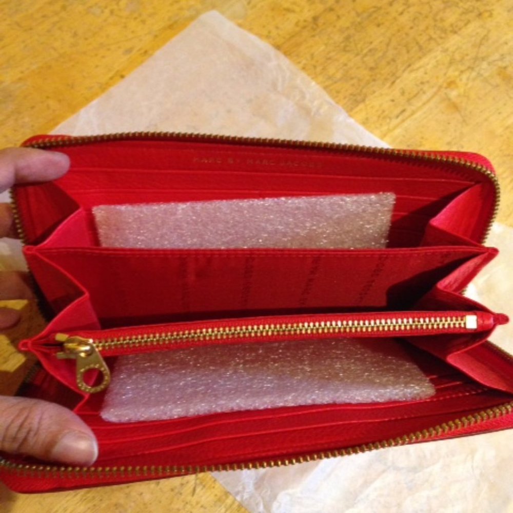 Marc Jacobs Too Hot to Handle Red Zip Around Wallet - Picture 5 of 9